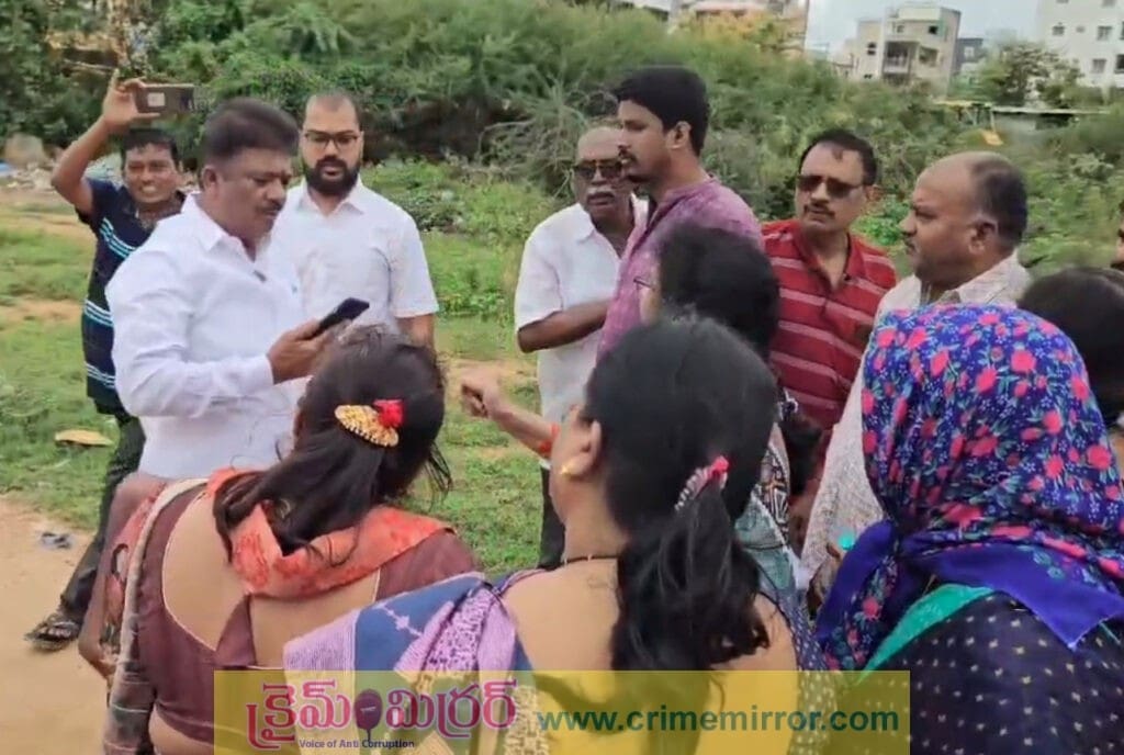 కోమటిరెడ్డి అనుచరుడిని తన్ని తరిమేసిన జనాలు! 
