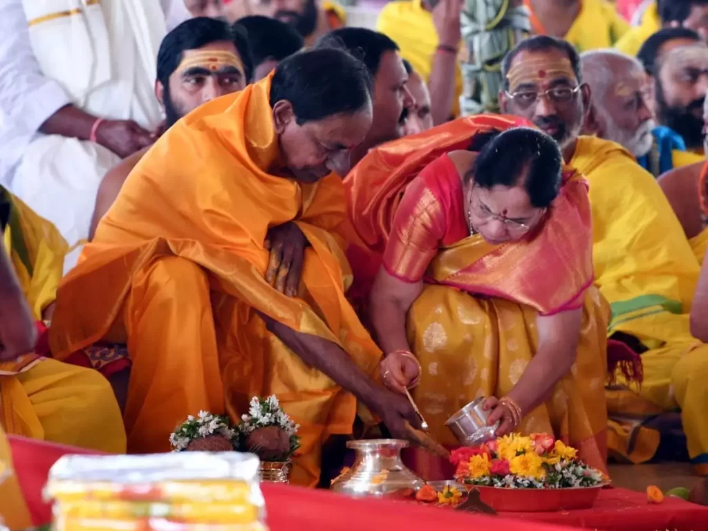 ఫాంహౌజ్‌లో కేసీఆర్ రహస్య పూజలు!