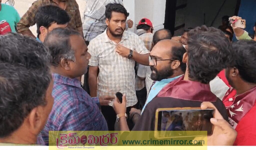 శ్రీ చైతన్య కాలేజీ దగ్గర పేరెంట్స్ ఆందోళన