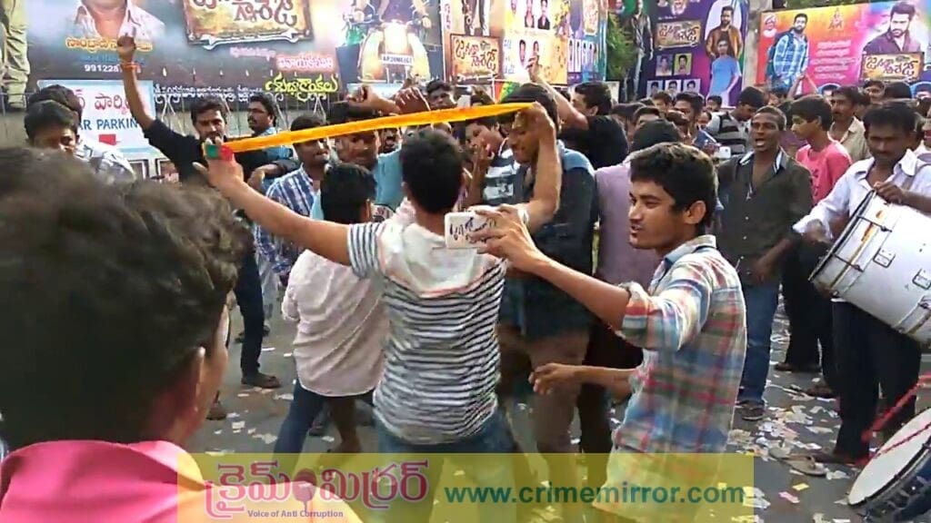 జూనియర్ ఎన్టీఆర్ ఫ్యాన్స్ రచ్చ.. థియోటర్ అద్దాలు ధ్వంసం