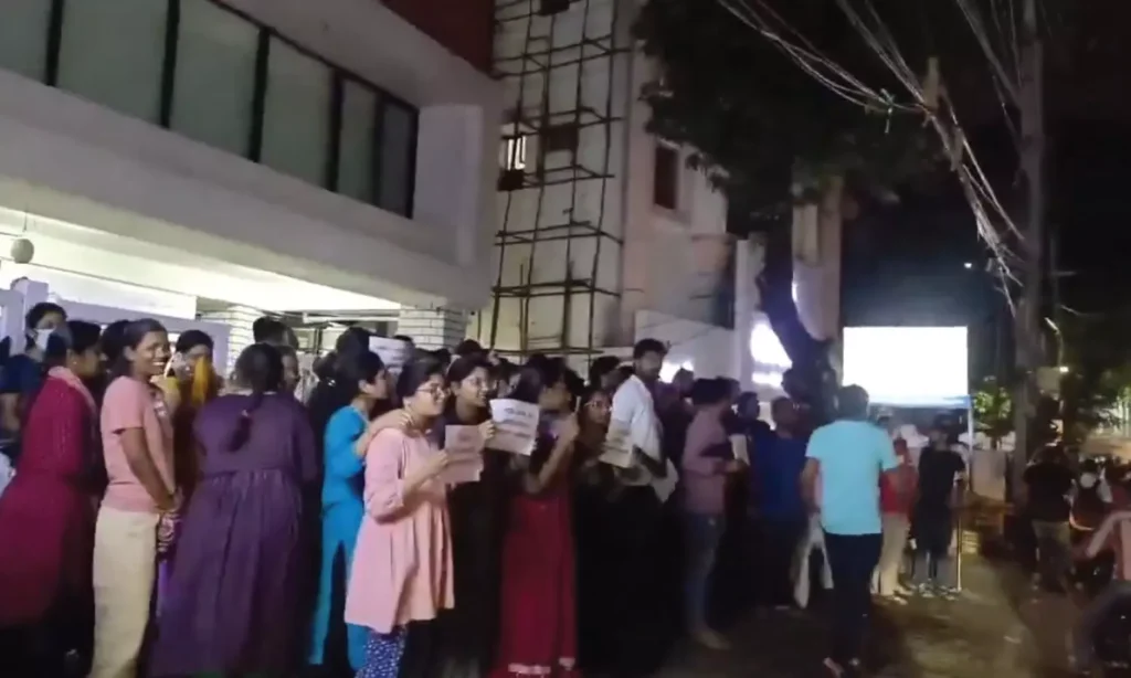 గ్రూప్ 1 మెయిన్స్ ఎగ్జామ్ వాయిదా!బీసీ. ఎస్సీ మంత్రుల ప్రకటనపై ఉత్కంఠ