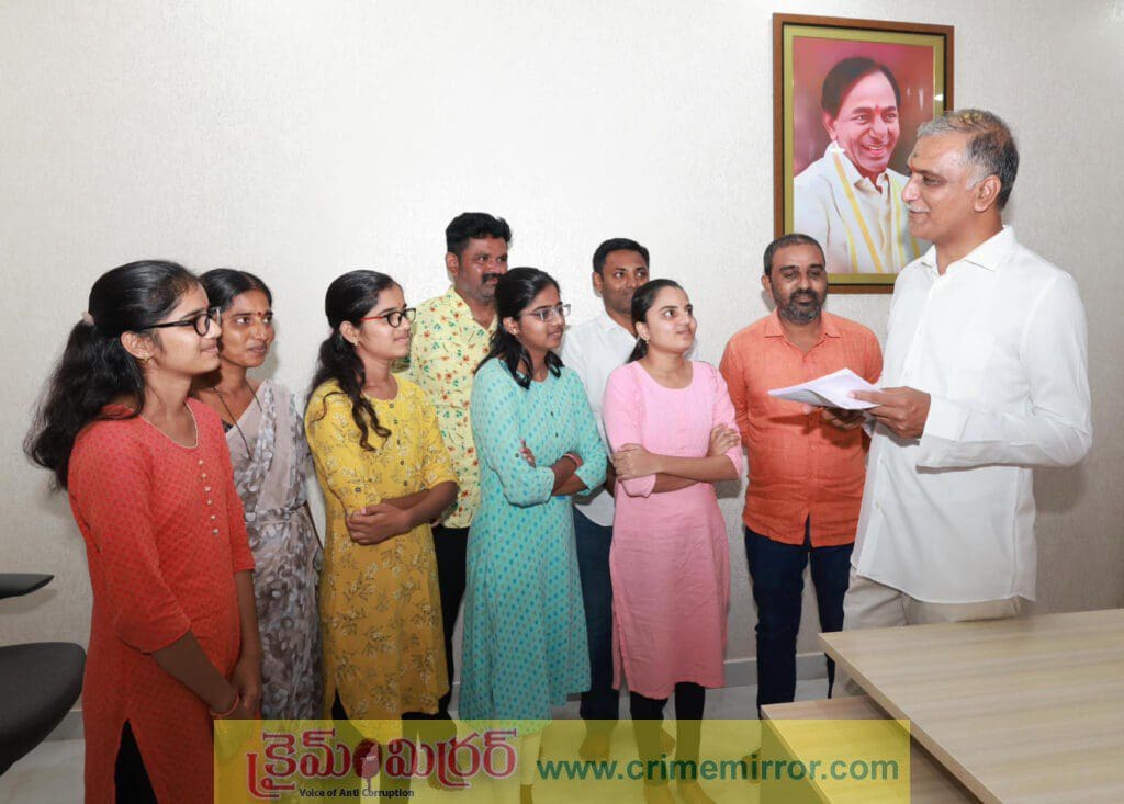 పేద కుటుంబంలో నలుగురు అక్కాచెల్లెళ్లు డాక్టర్లు