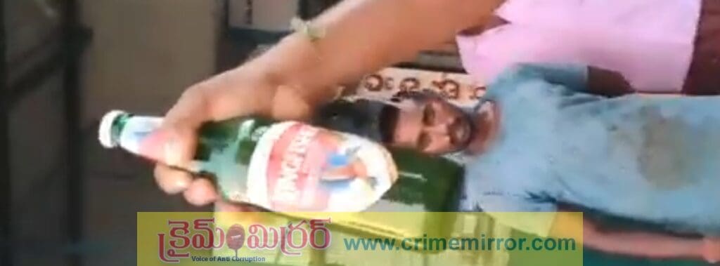 కింగ్ ఫిషర్ బీరులో నలకలు.. మందుబాబుల ఆందోళన