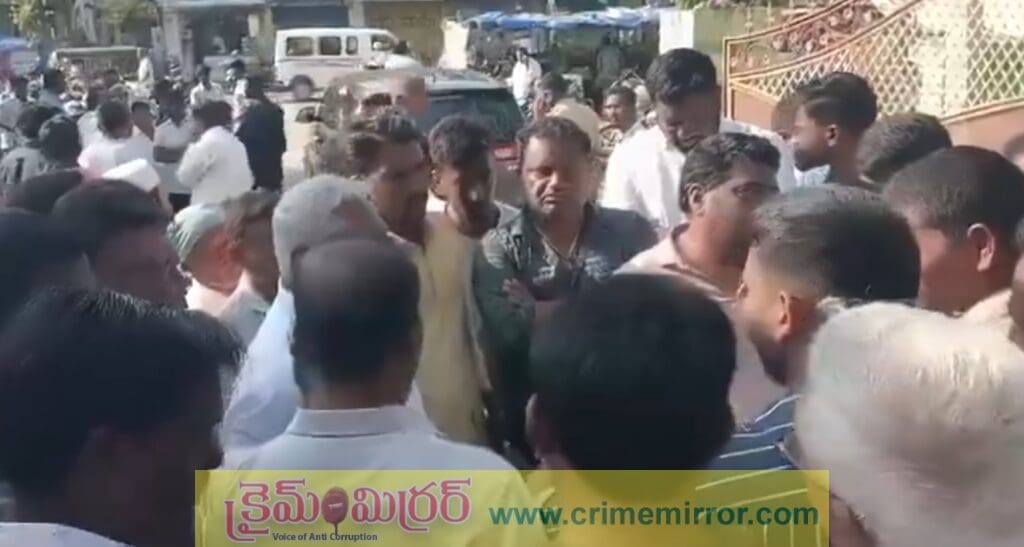 కాంగ్రెస్ ఎమ్మెల్సీ జీవన్ రెడ్డి ధర్నా