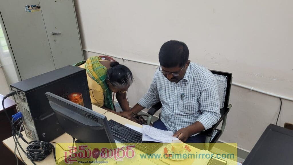 కొడుకు తిండి పెట్టడం లేదంటూ ఆర్డీవో కాళ్లు మొక్కిన తల్లి