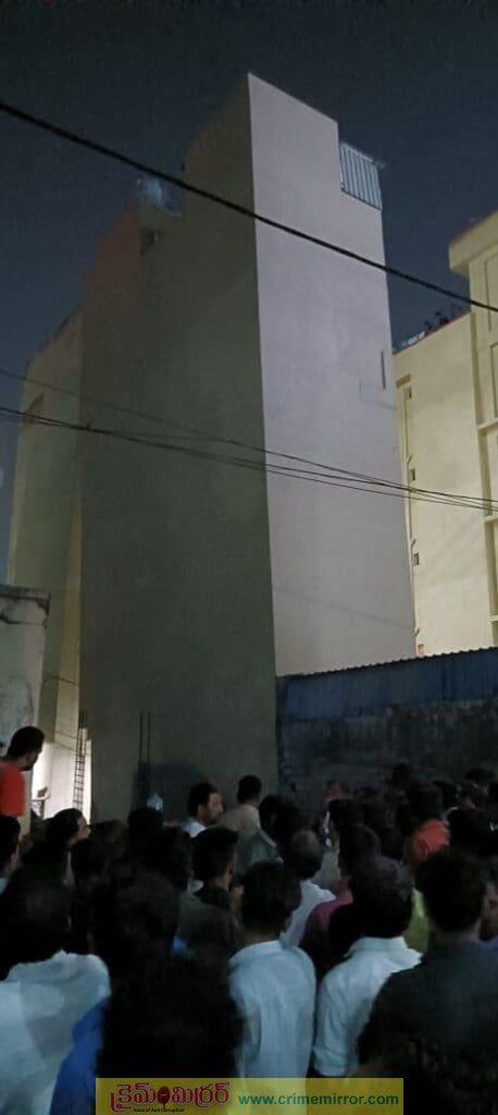 పక్కకు ఒరిగిన 5 అంతస్తుల భవనం.. మాదాపూర్‌లో హై టెన్షన్