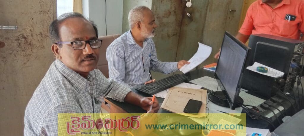 రేషన్ కార్డు దరఖాస్తులు డాటా ఎంట్రీ చేస్తున్న అధికారులు… ఇకపై మీ సేవలోనూ దరఖాస్తు చేసుకునే వెసులుబాటు!..