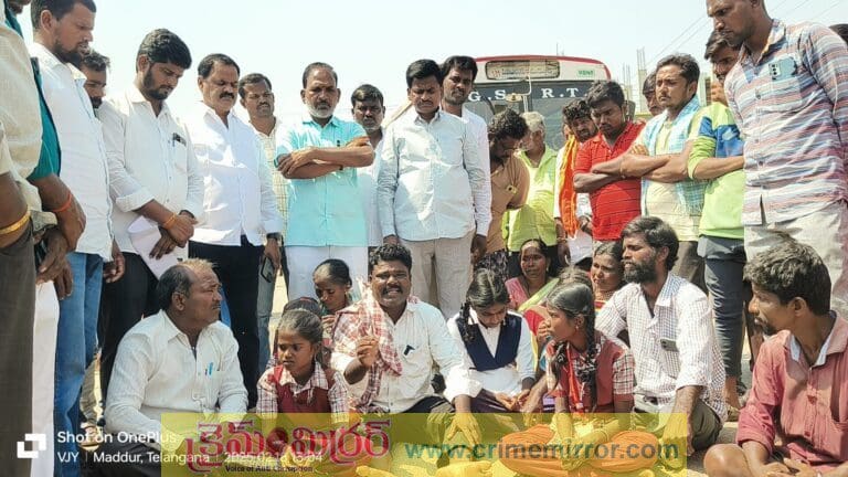 బాధితునిపై మద్దూర్ ఎస్సై దాడి… పోలీస్ స్టేషన్ ఎదుట రెండు గంటల పాటు ధర్నా చేసిన పలు సంఘాల నాయకులు!