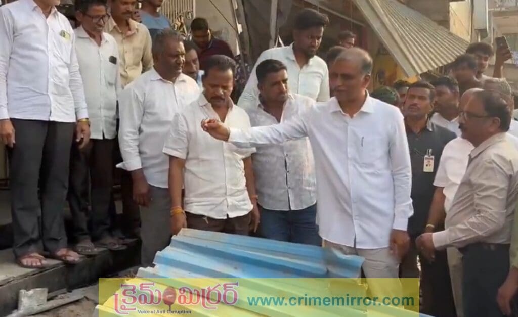 ఏయ్ కమిషనర్.. పబ్లిక్ లో రెచ్చిపోయిన హరీష్ రావు