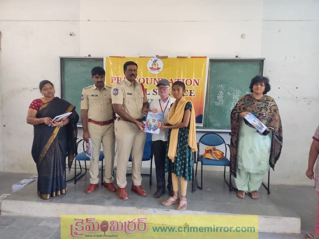 విద్యార్థులు మంచి లక్ష్యంతో ముందుకెళ్లాలి.. సర్కిల్ ఇన్స్పెక్టర్ నవీన్ కుమార్
