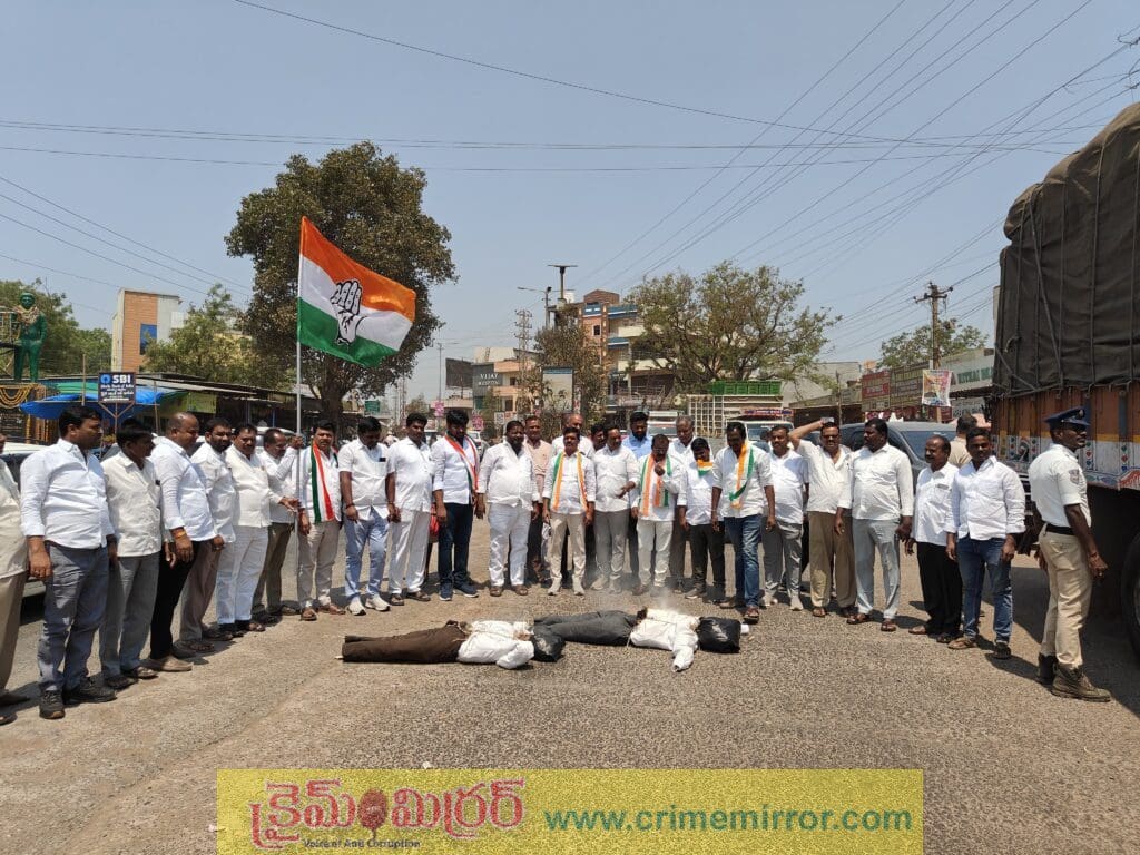 చేవెళ్లలో కాంగ్రెస్ పార్టీ ఆధ్వర్యంలో కేటీఆర్, జగదీశ్వర్ రెడ్డి దిష్టిబొమ్మ దహనం..