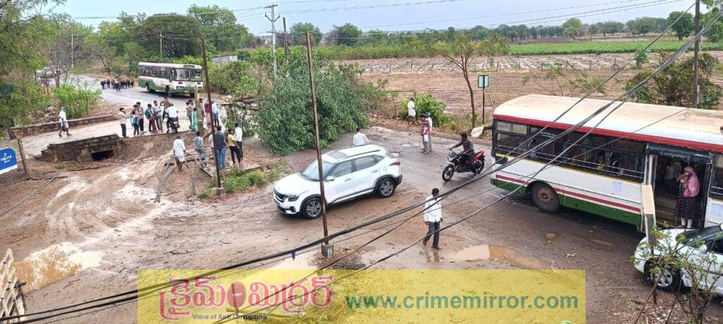 గాలివాన బీభత్సం.. ప్రధాన రహదారుల పై విరిగిపడ్డ  చెట్లు..  నిలిచిపోయిన వాహనాల రాకపోకలు…!
