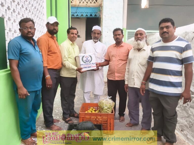 ముస్లిం సోదరులకు పండ్లను పంపిణీ చేసిన భీష్మరాజ్ ఫౌండేషన్…
