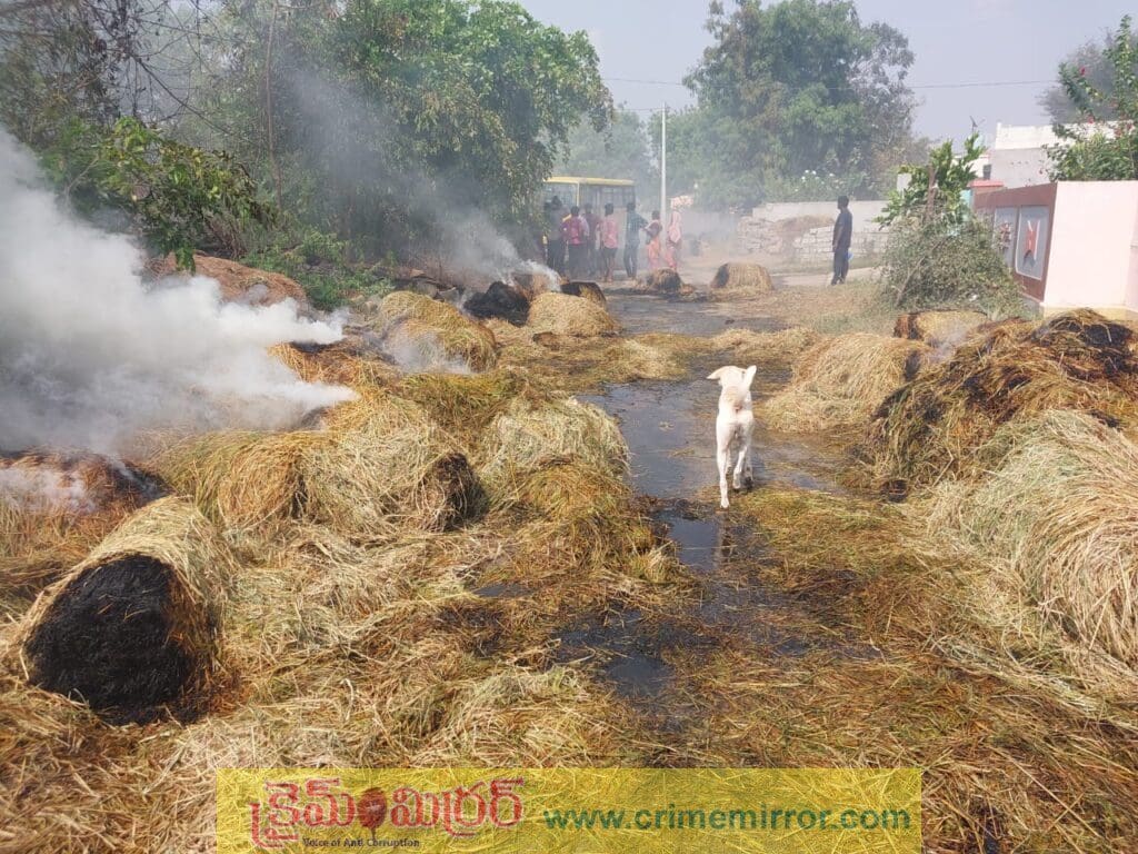 షార్ట్ సర్క్యూట్ తో గడ్డిలోడు ట్రాక్టర్ దగ్ధం!..