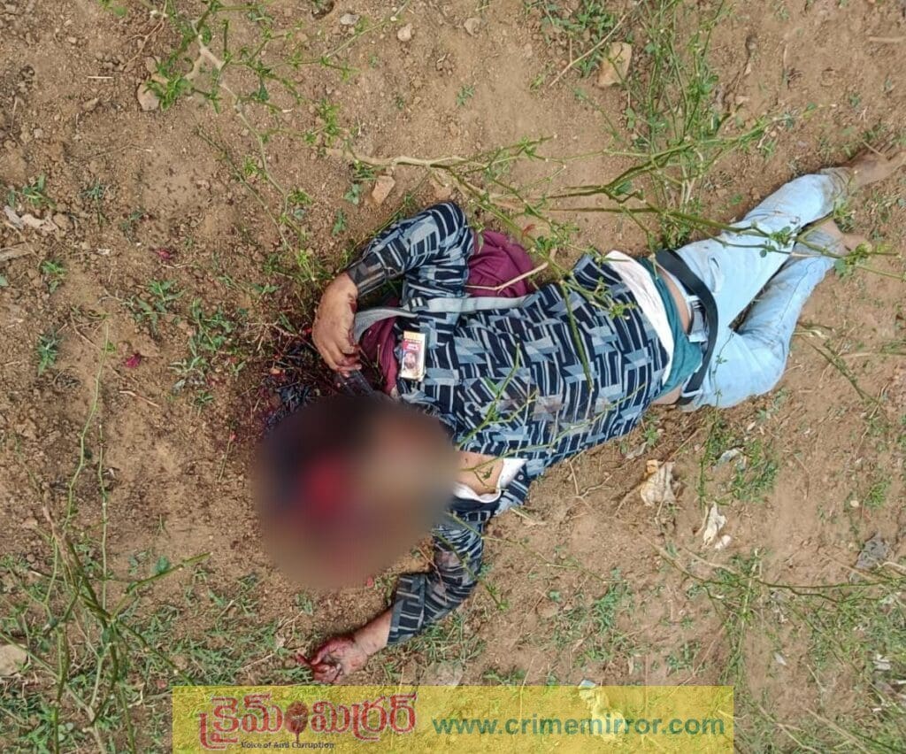 మానుకోట జిల్లాల్లో గొడ్డలి దాడి.. దారుణ హత్యకు గురైన ఉద్యోగి