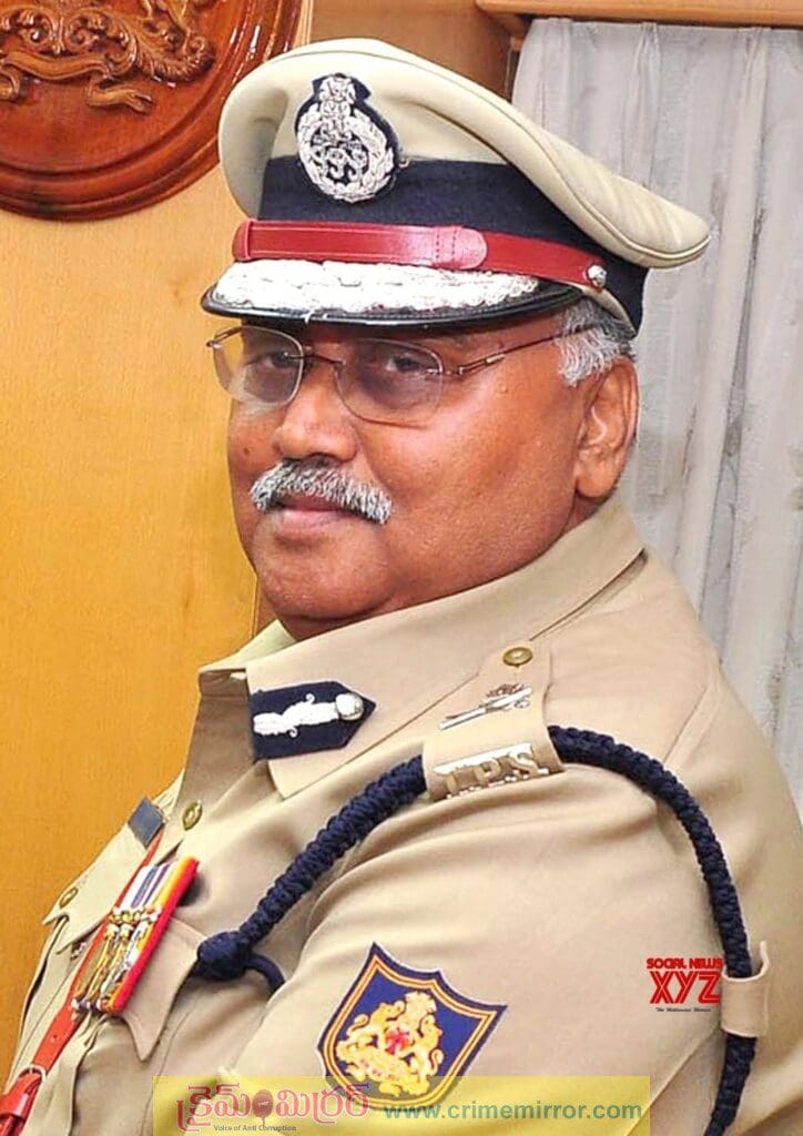 కర్ణాటక మాజీ డీజీపీని నరికి చంపి భార్య