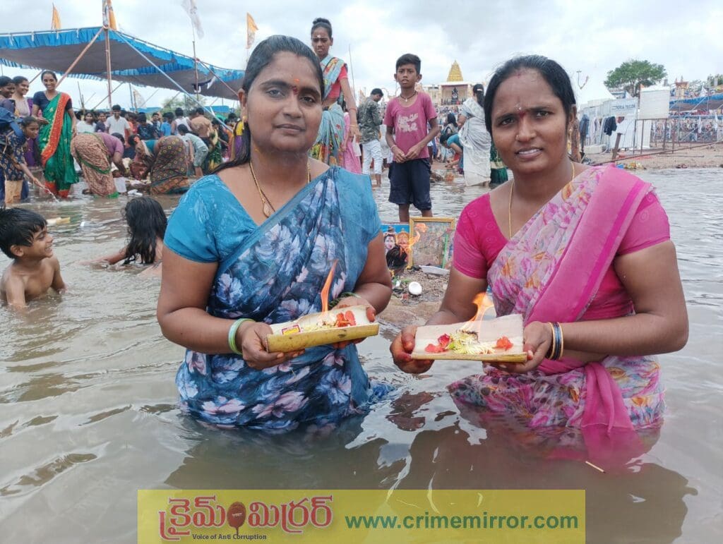 సరస్వతీ పుష్కరాల్లో పోటెత్తిన భక్తులు