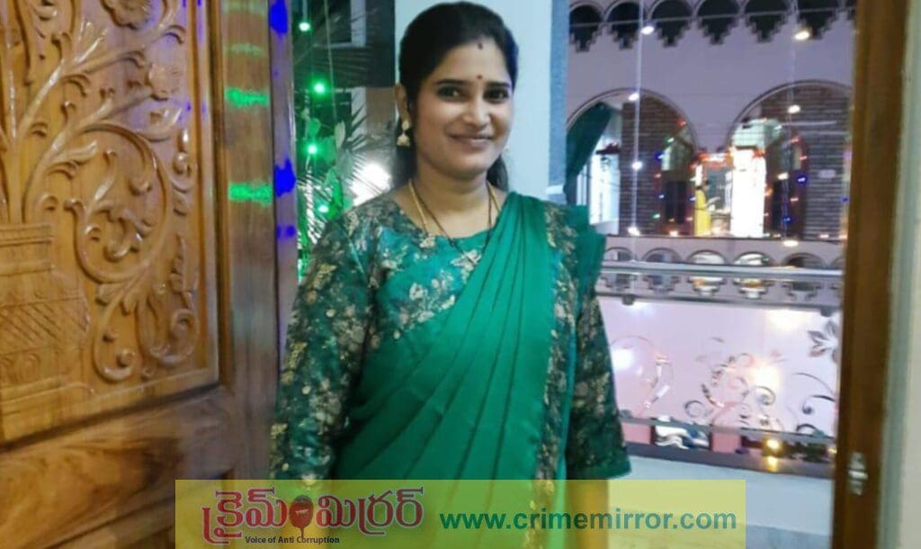 విద్యుత్ అధికారుల నిర్లక్ష్యంతో బైక్‌పై వెళ్తున్న కుటుంబం పై తీగ పడి విషాదం
