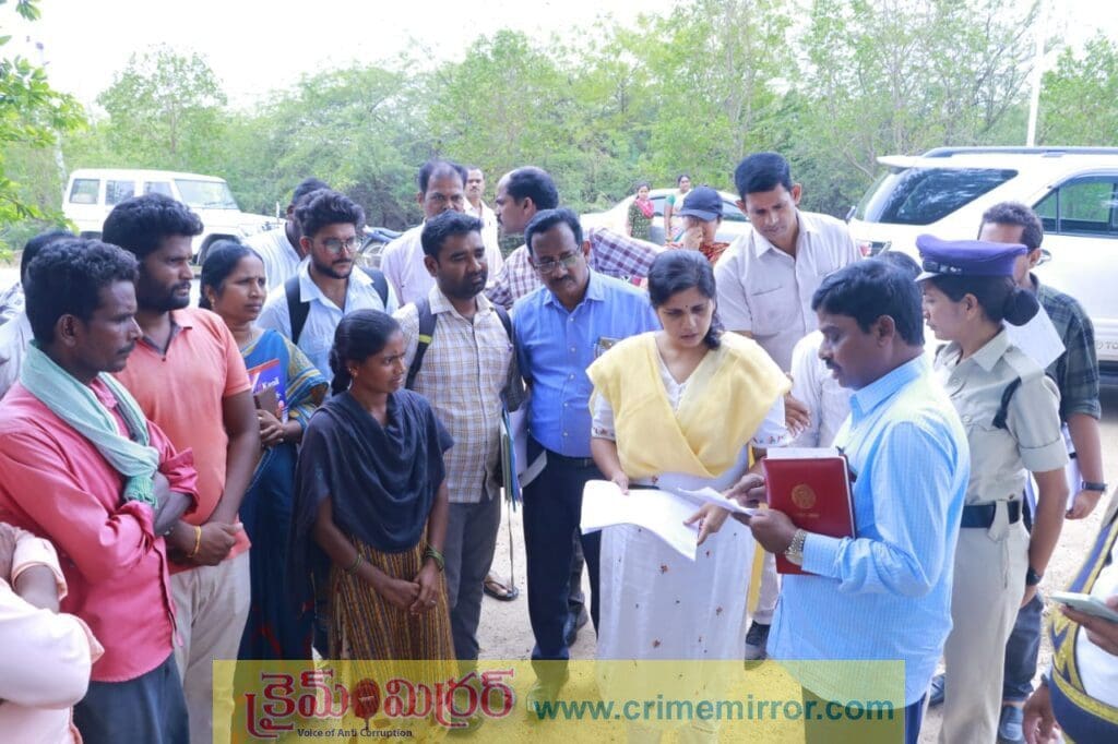ఇందిరమ్మ ఇళ్ల నిర్మాణాలను ఆకస్మికంగా తనికి చేసిన కలెక్టర్ ఇలా త్రిపాఠి