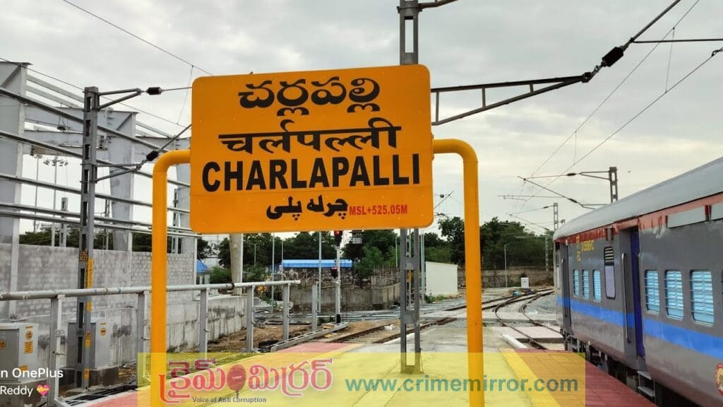 బోగి మారుతూ ట్రైన్ కింద పడి.. పిల్లల ముందే ముక్కలైన తల్లి