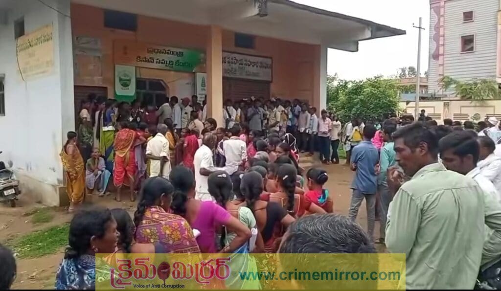 కామారెడ్డి జిల్లాలో యూరియా కొరత, రైతుల ఆందోళన