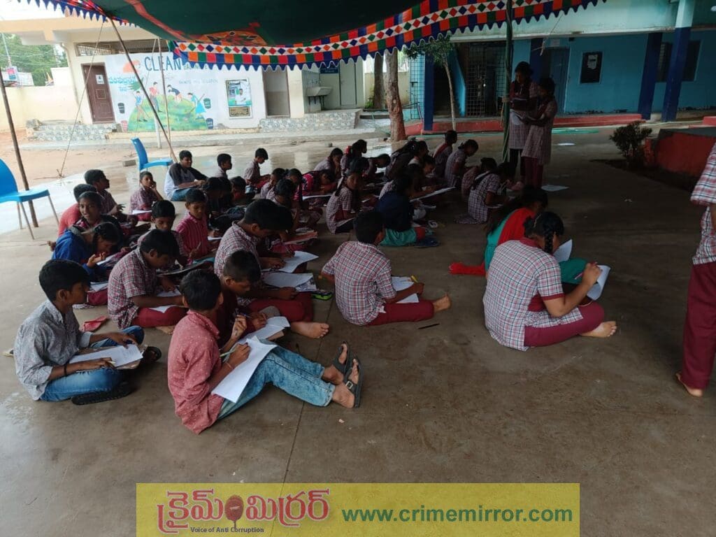 ప్రభుత్వం మారిన పూర్తి కానీ ప్రభుత్వ పాఠశాల..వర్షంలో తడుస్తూ పరీక్షలు రాస్తున్న విద్యార్థులు!