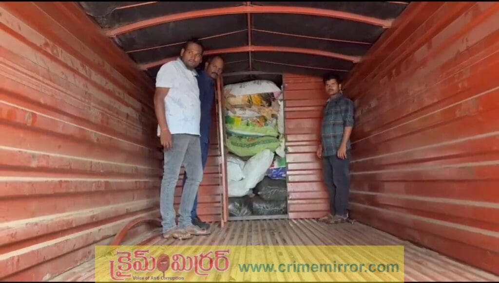 సినీ పక్కీలో (పుష్ప సినిమా లాగా)గంధం చెక్కల స్మగ్లింగ్