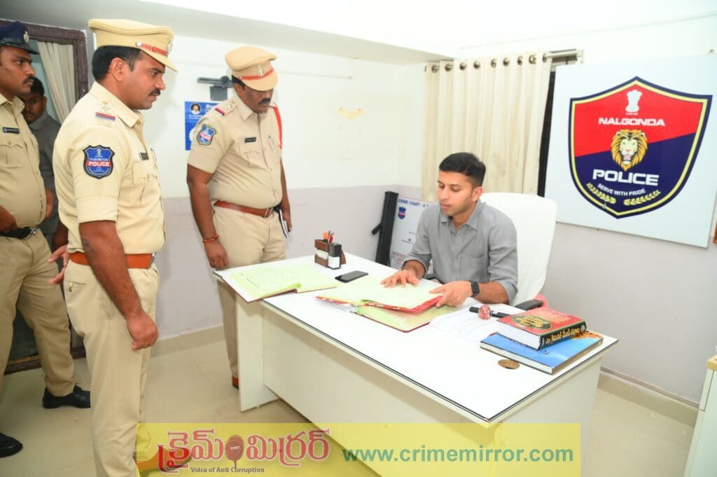 అర్ధరాత్రి కొండమల్లెపల్లి  పోలీస్‌ స్టేషన్‌ ఎస్పీ ఆకస్మిక తనిఖీ!.. సిబ్బందికి హెచ్చరికలు, ప్రజలకు భరోసా