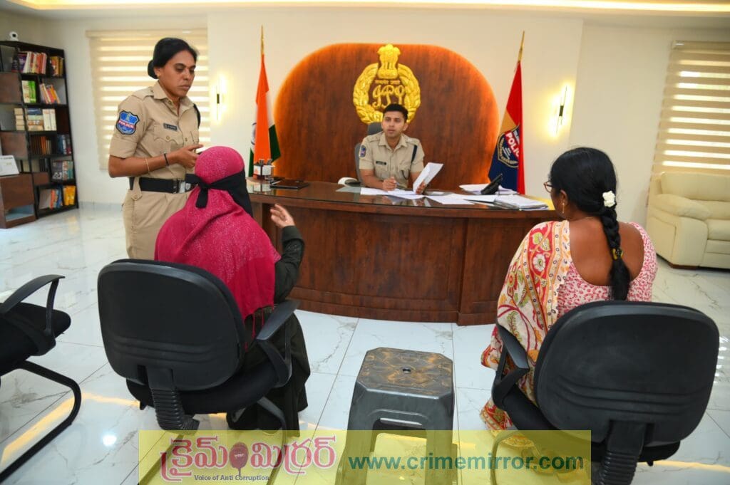 ప్రజా సమస్యల పరిష్కారానికి పోలీసు శాఖ కృషి – గ్రీవెన్స్ డేలో ఎస్పీ శరత్ చంద్ర పవార్ సమీక్ష
