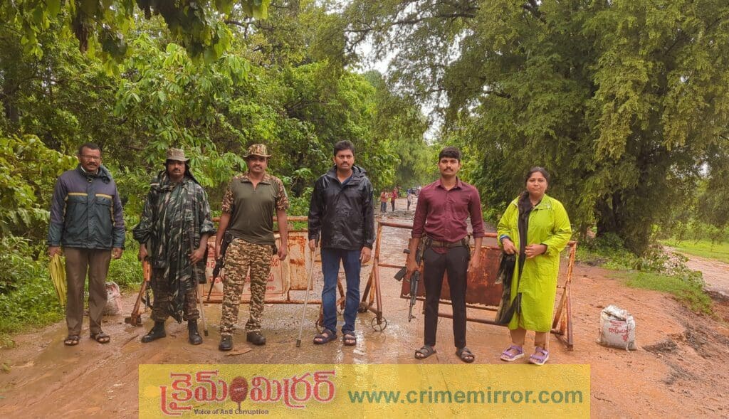 నిర్మాణంలో ఉన్న రాళ్లవాగు వంతెన.. ఉదృత వలన కొట్టుకుపోయిన తాత్కాలిక దారి
