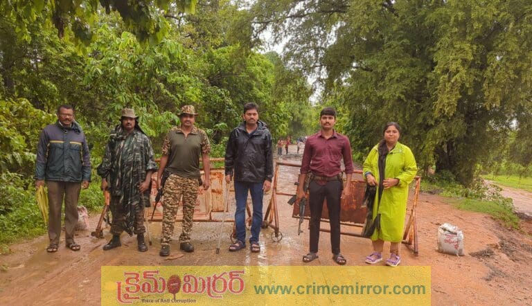 నిర్మాణంలో ఉన్న రాళ్లవాగు వంతెన.. ఉదృత వలన కొట్టుకుపోయిన తాత్కాలిక దారి