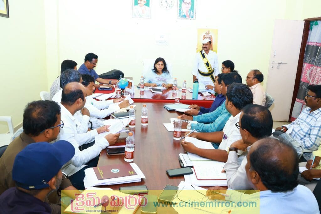 ఇందిరమ్మ ఇల్లు అర్హులకు అందేలా చూడాలి : కలెక్టర్ ఇలా త్రిపాఠి