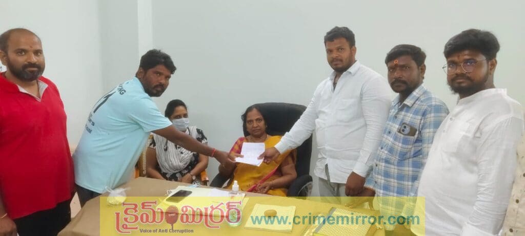 వాచ్మెన్ చేత కుట్లు వేయించిన డాక్టర్.. ప్రభుత్వ ఆస్పత్రిలో దారుణం!