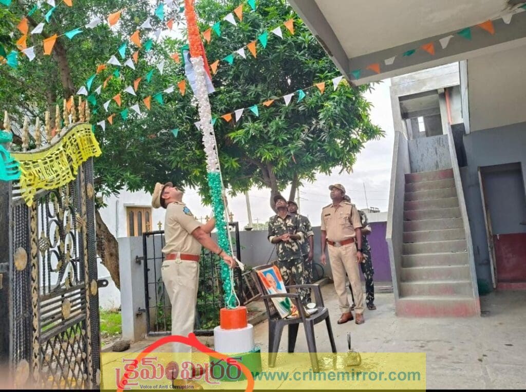 జాతీయ పతాకాన్ని అవమానించిన ఫారెస్ట్ అధికారి – బూట్లు విప్పకుండా జెండా ఆవిష్కరణపై విమర్శలు