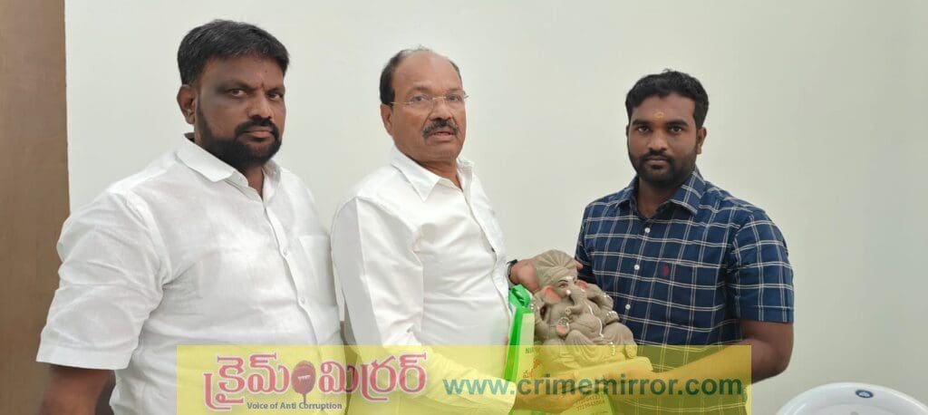 మట్టి విగ్రహాలనే వాడదాం – పర్యావరణాన్ని కాపాడుదాం : కె ఎల్ఆ ర్