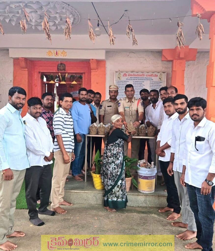 గట్టుపల్లి వీరహనుమాన్ ఆలయంలో మట్టి విగ్రహాల పంపిణీ