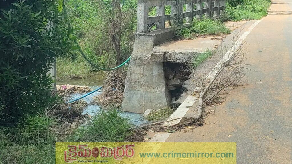 మహేశ్వరం ప్రధాన రహదారిలో పొంచి ఉన్న ప్రమాదం