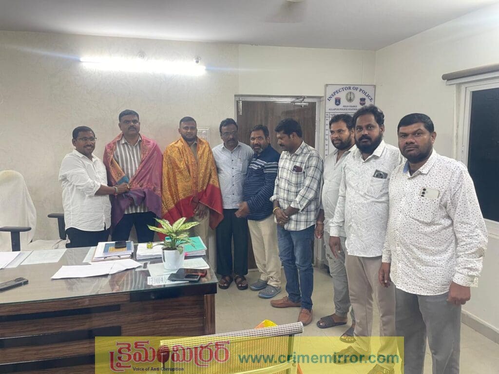 అల్లాపూర్ SHO వెంకట్ రెడ్డిని ఘనంగా సన్మానించిన దేవరింటి మస్తాన్ రెడ్డి