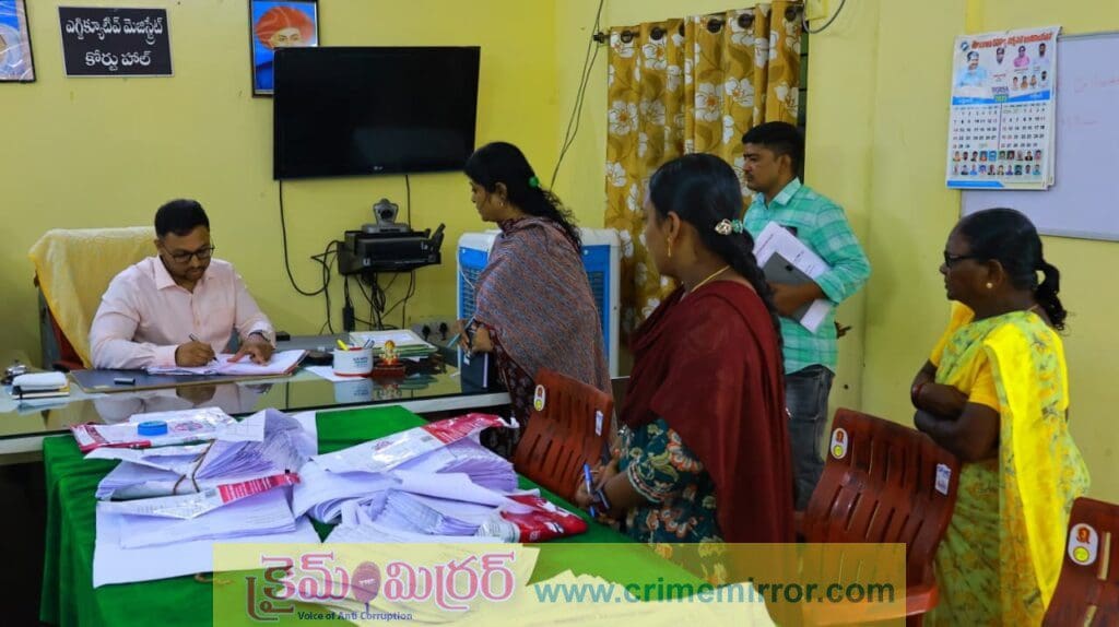 మునగాల MRO ఆఫీస్ అధికారులను సస్పెండ్ చేసిన కలెక్టర్ తేజస్..!
