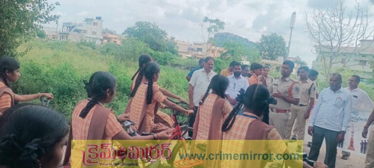 సోషల్ మీడియాతో విద్యార్థులు అప్రమత్తంగా ఉండాలి : SI యుగేందర్ గౌడ్