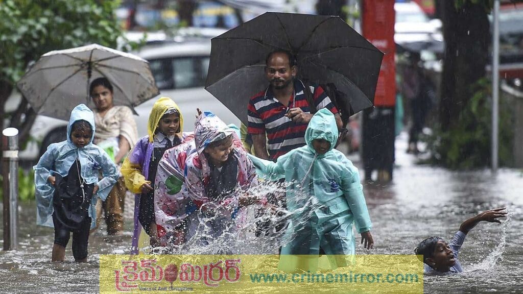 తెలంగాణ, ఏపీల్లో దంచికొడుతున్న వర్షాలు: పలు జిల్లాల్లో ఈదురుగాలులతో కూడిన వానలు