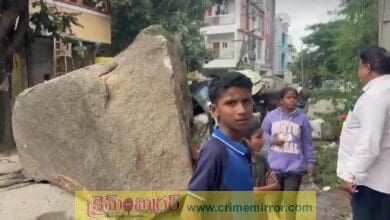 జీహెచ్‌ఎంసీ(GHMC) వాహనంపై విరిగిపడ్డ కొండచరియలు