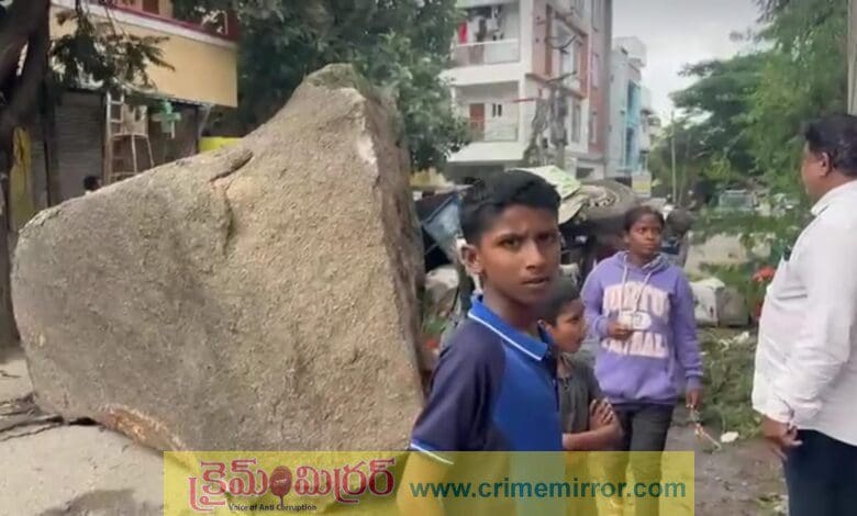 జీహెచ్‌ఎంసీ(GHMC) వాహనంపై విరిగిపడ్డ కొండచరియలు