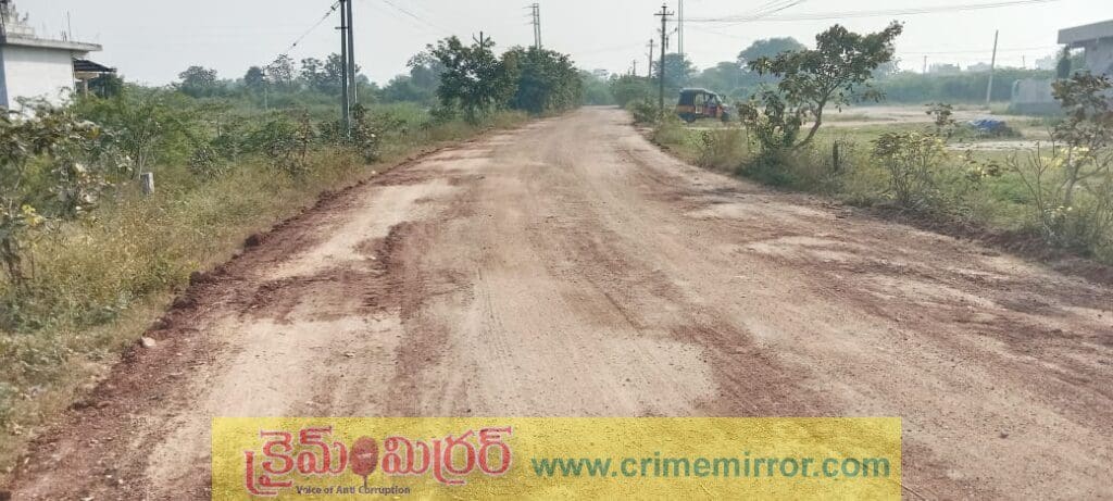 రోడ్డుకు మరమ్మతులు చేయించిన చండూరు పోలీసులు