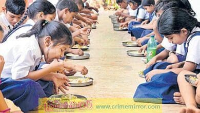 మధ్యాహ్న భోజన పథకంలో విద్యార్థులకు చేపలు