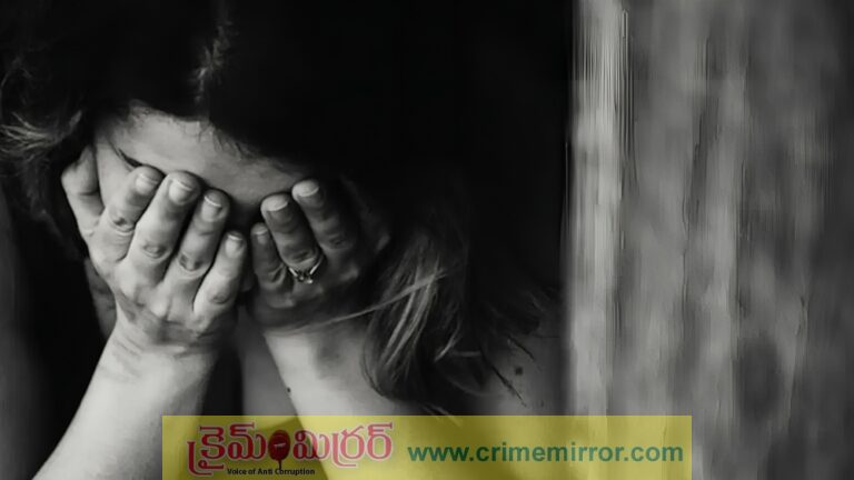 CI వేధింపులు.. చేయి కోసుకున్న మహిళ