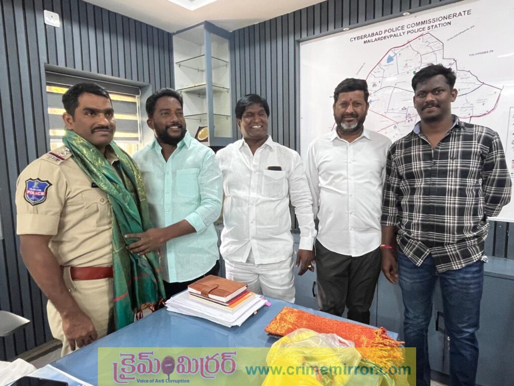 మైలార్దేవ్పల్లి సీఐ సత్యనారాయణను సన్మానించిన బీఆర్ఎస్ నాయకులు