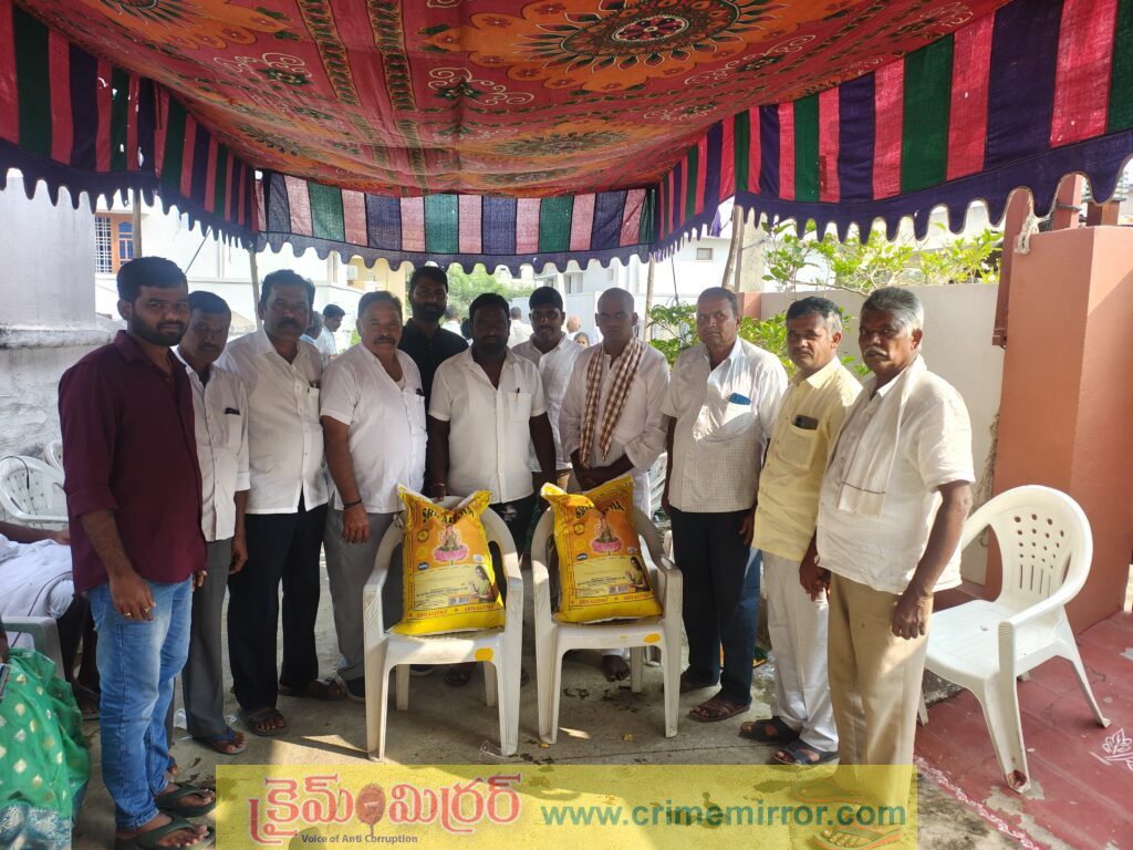 మృతురాలి కుటుంబ సభ్యులకు బియ్యం పంపిణీ