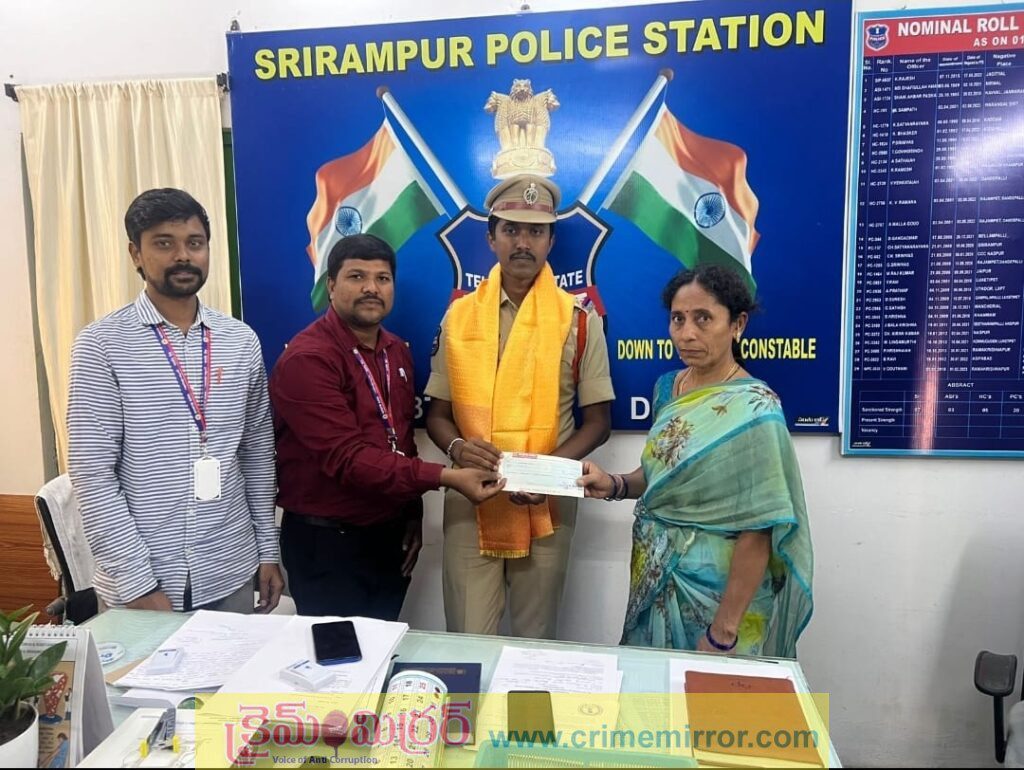 గాయత్రి బ్యాంకు నుంచి ప్రమాదభీమా చెక్కు పంపిణీ