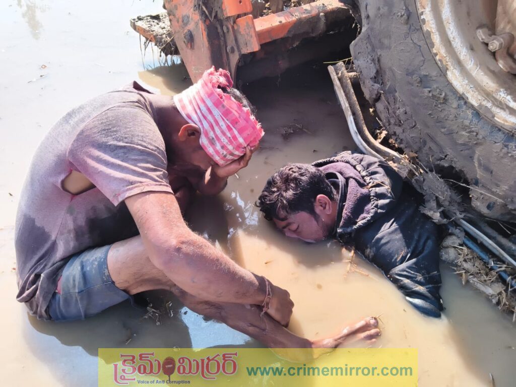 ట్రాక్టర్ బోల్తా.. వ్యక్తి మృతి..!